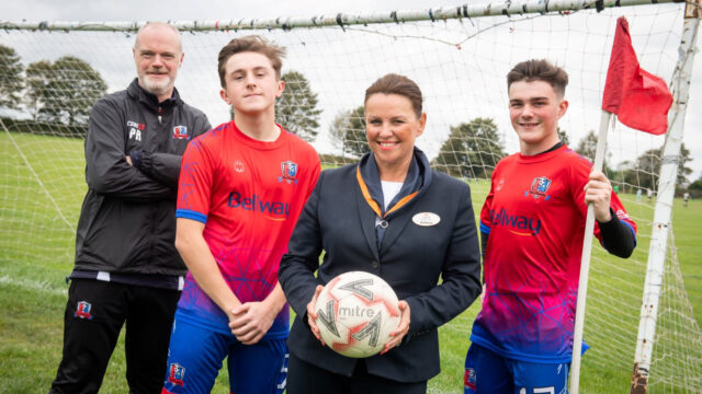 From-L-to-R-Coach-Peter-Roberts-with-players-Nathan-Heron-and-James-Metcalfe-plus-Bellways-sales-advisor-Leanda-SMALL1