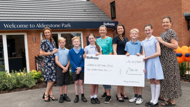 Bellway-sales-advisor-Lauren-with-pupils-Seb-Noah-Howard-Bella-and-Caitlyn-and-members-of-staff