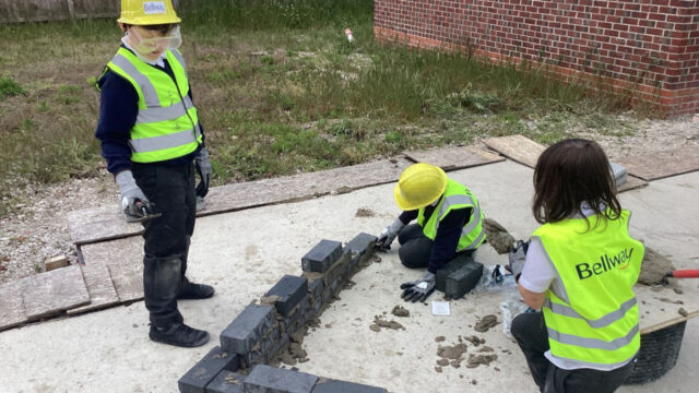 Pupils-take-part-in-bricklaying-lesson-at-Lydiate-Gate
